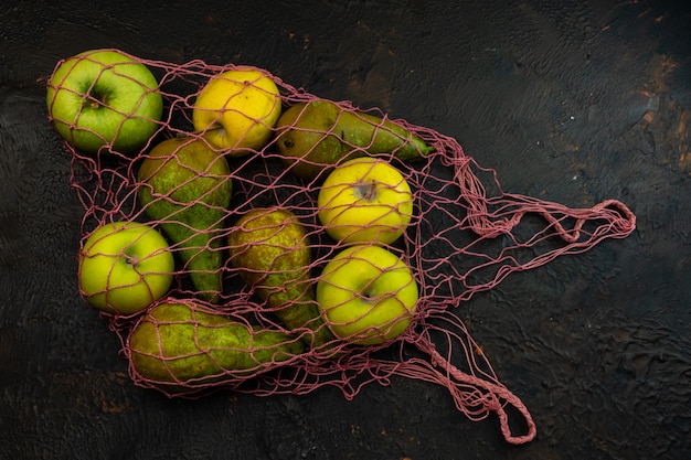 selectieve aandacht, seizoensfruit, peren en appels in een biologische stringzak