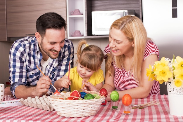 Selectieve aandacht shot van een schilderij paaseieren en gelukkige familie