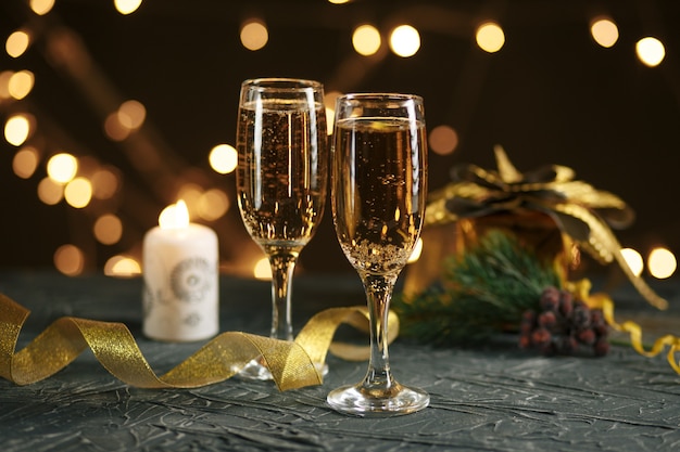 Selectieve aandacht van glazen vol champagne tegen kerstverlichting