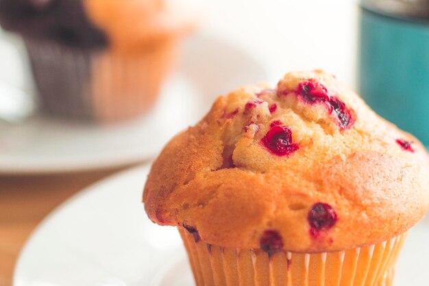 Selectieve focus Bosbessenmuffins in een mand gebakken bosbessenmuffins koeling met warme verlichting