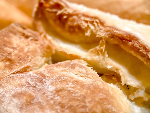 Selectieve focus close-up van vers gebakken gist bladerdeeg strudel gebak en bakkerijproducten