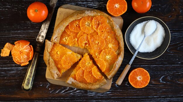 Selectieve focus Mandarijngalette Taart met mandarijnen Bereiding van citrusgalette