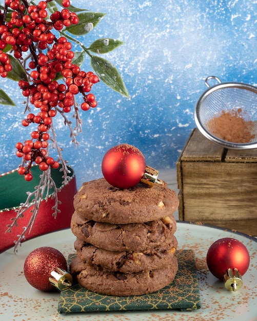 Selectieve focus op chocoladekoekjes met noten en gevuld met hazelnoot. kerst sfeer.