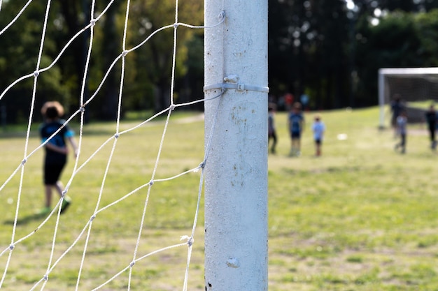 Selectieve focus op een voetbaldoel en achtergrondspel