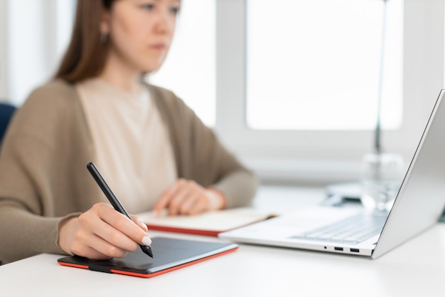 Selectieve focus op vrouwenhand met potlood voor digitale tablet Grafisch ontwerper of retoucher aan het werk