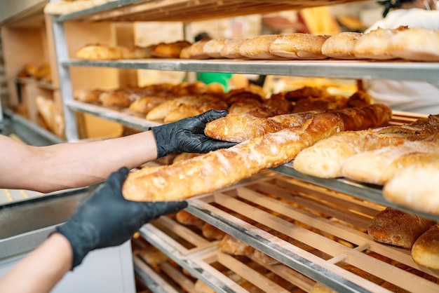 Selectieve focus van bakker rekken vers gebakken brood