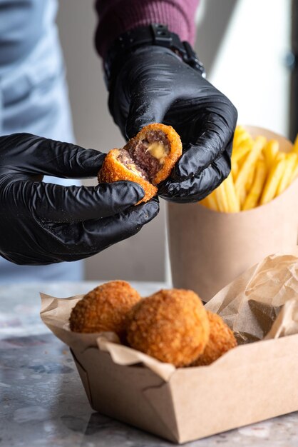 Selectieve focus van Brulee Bomb of Bitterballen ingrediënten gerookte rundermelk meel kaas gevuld met mozzarella