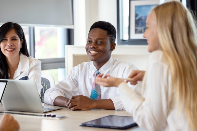 Selectieve focus van multi-etnische groep jongeren die samen studeren