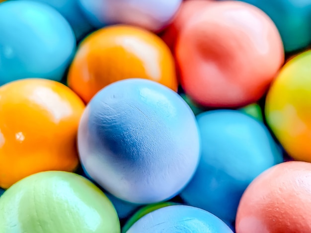 Selectieve focus van veelkleurige heldere kleine houten ballen van blauw geel rood lila en groen