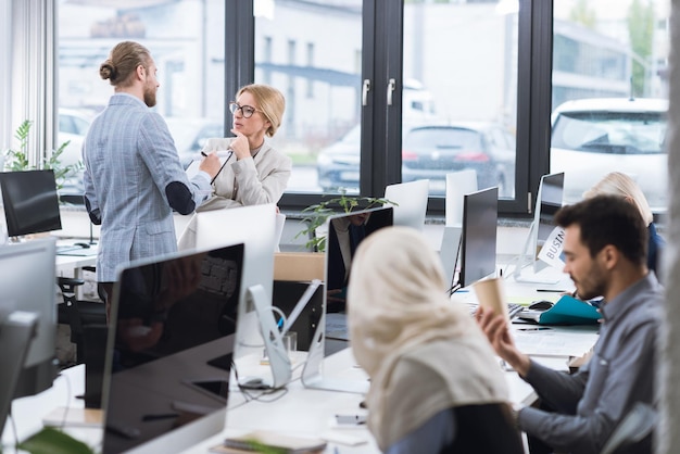 Selectieve focus van zakelijke collega's die werk op kantoor bespreken