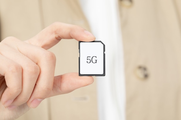 Selectieve focusopname van een man met een 5g-geheugenkaart