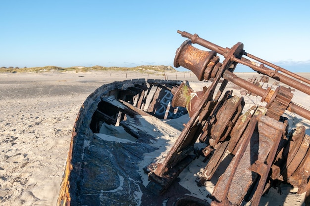 Selectieve focusopname van een scheepswrak op een zandstrand in Norderney, Duitsland