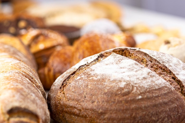 Selectieve focusshot van vers gebak van Servische bakkerij