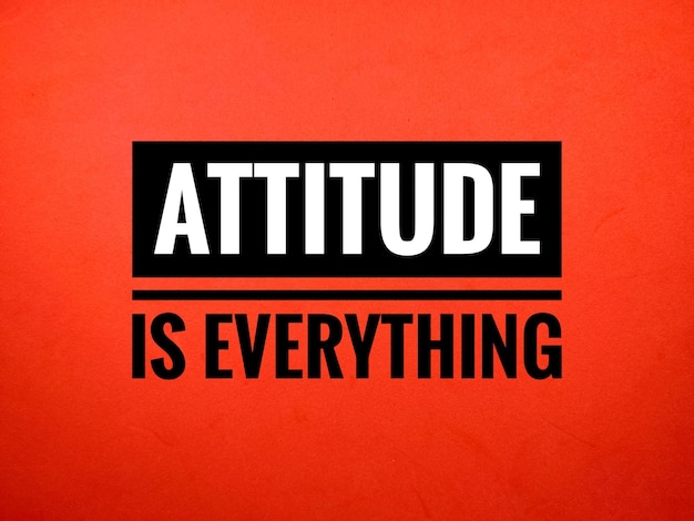 Selectieve focusWord ATTITUDE IS ALLES op rode backgroundMotivation concept