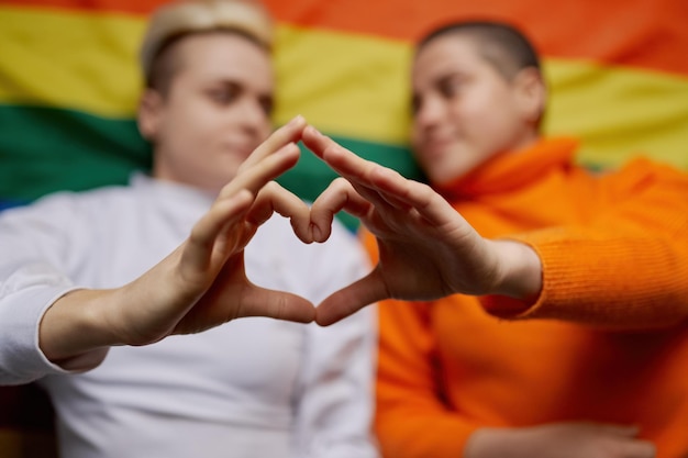 Selectieve nadruk op lesbisch vrouwenpaar die hartteken met handen gebaren