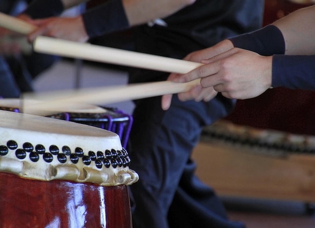 Foto selectieve scherpstelling van een persoon die een percussie-instrument speelt