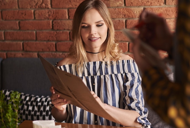 Selectieve vrouw die een maaltijd kiest