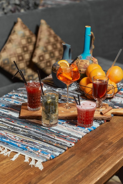 Selezione di bevande cocktail colorati sul tavolo con sfondo sfocato bar ristorante che mescola alcol barista.