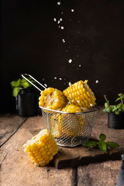 Foto messa a fuoco di selezione pannocchia di mais bollita