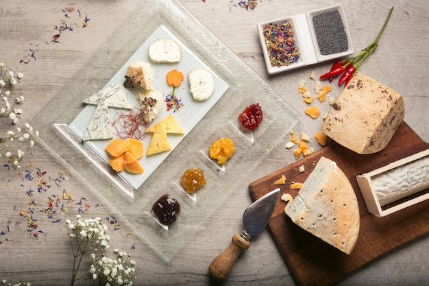 Foto selezione di formaggi italiani dall'alto