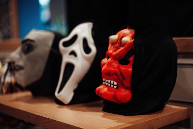 Фото Выбор театральных жутких масок, выставленных в модном магазине трюков. различные резиновые маски головы монстров для вечеринки в канун хэллоуина в магазине ужасов.