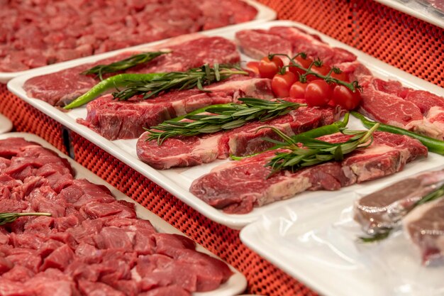 정육점에서 엄선된 고급 고기 다양한 종류의 신선한 고기가 진열되어 있습니다. 고기 모듬