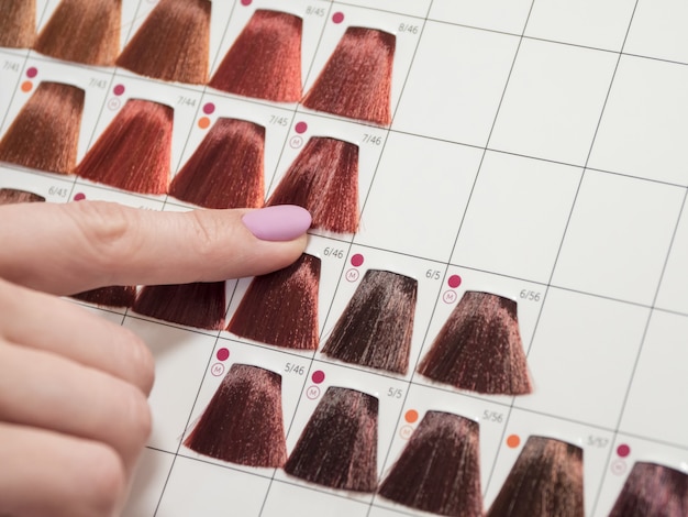 Foto selezione di una tonalità di tintura per capelli. colore delle tinture per capelli.