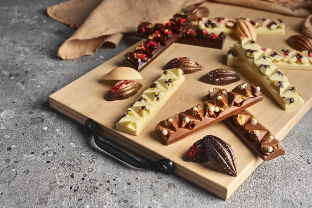 Foto selezione di vari bonbon in primo pianotasty dolce cibo da dessert per il pranzo su uno sfondo di pietra grigia piccole caramelle al cioccolato