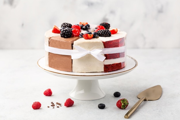 Выбор различных кусочков торта чизкейк шоколадный торт красный бархат на подставке для торта