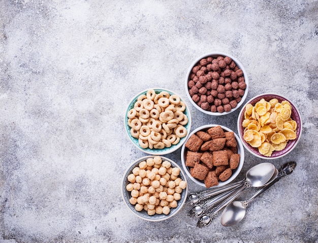 Selezione di vari corn flakes per colazione