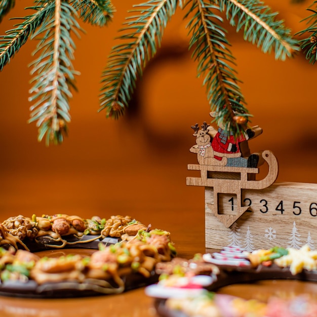 Фото Селективный крупный план шоколадного венка и рождественских украшений