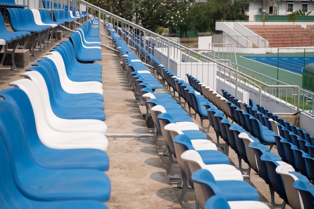 Foto il fuoco selettivo dello stadio delle sedie del blu sta nella sezione di fila nel tema di sport