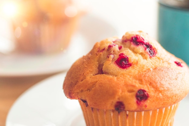 Messa a fuoco selettiva muffin ai mirtilli in un cesto muffin ai mirtilli al forno che si raffreddano con una calda illuminazione