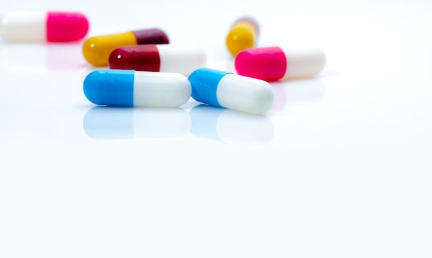 흰색 배경에 파란색 흰색 항생제 캡슐 알약에 선택적 초점 처방약