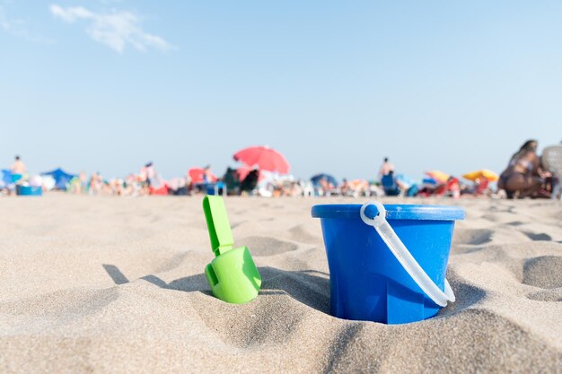 Foto messa a fuoco selettiva dei giocattoli per bambini sulla spiaggia