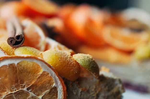 Foto macro del dessert dell'agrume del fuoco selettivo