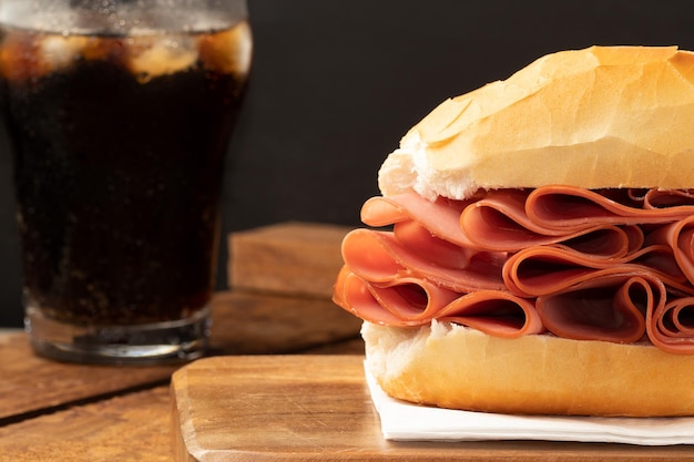 Mortadella의 맛있는 샌드위치에 선택적 초점