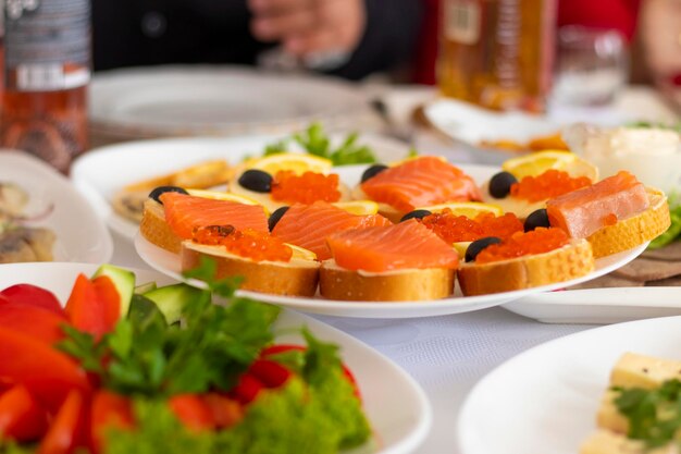 Foto focus selettivo festa cena festiva pane tostato con salmone affumicato