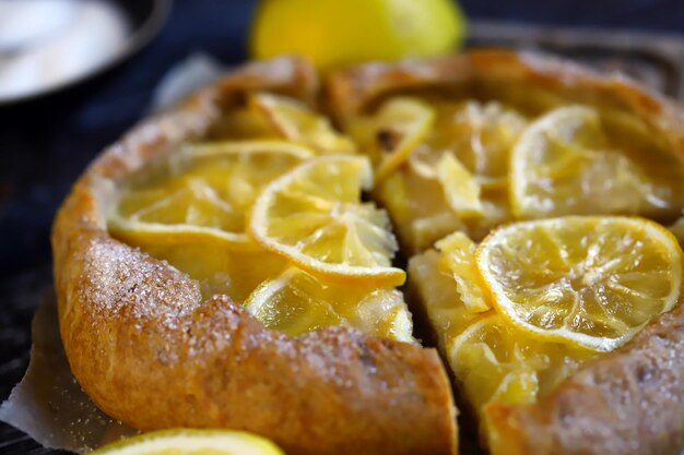 선택적 포커스 레몬이 든 갈레트 건강한 디저트 감귤류 베이킹 레몬 타르트