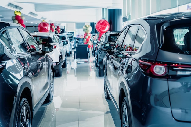 Photo selective focus grey car parked in luxury showroom car dealership office new car parked in modern