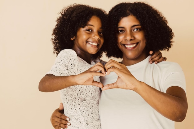 Photo selective focus hands of mom and child making a heart