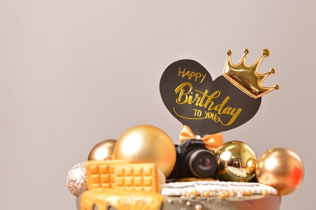 Focus selettivo della torta di buon compleanno con decorazioni colorate