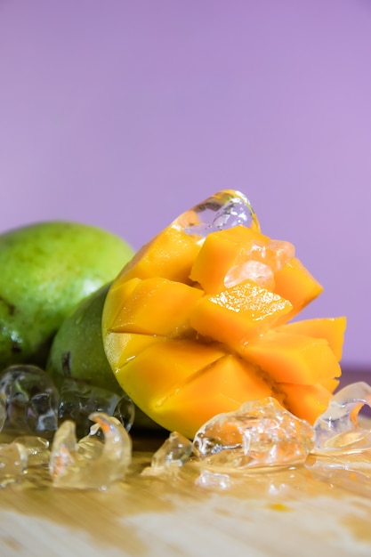 マンガハルムマニスまたはハルマニスと呼ばれるマレーシアまたはアジアのお気に入りのマンゴーフルーツの選択的な焦点