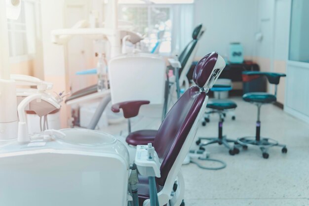 Селективный акцент на современные стулья в кабинете стоматолога
