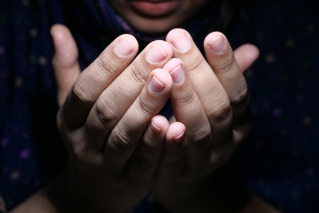 Photo selective focus muslim women with head scarf praying at night person