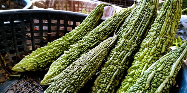 セレクティブ フォーカス野菜市場で販売されているゴーヤの山