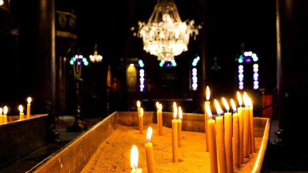 Photo selective focus shot of candles in a coptic church, cairo, egypt