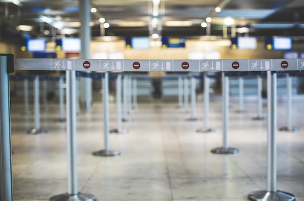 Foto una ripresa selettiva di un aeroporto vuoto con segnali e simboli che mostrano la direzione