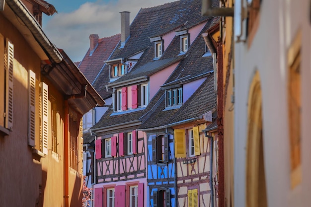Photo selective focus on traditional halftimbered houses on street in colmar at twilight alsace rigion france