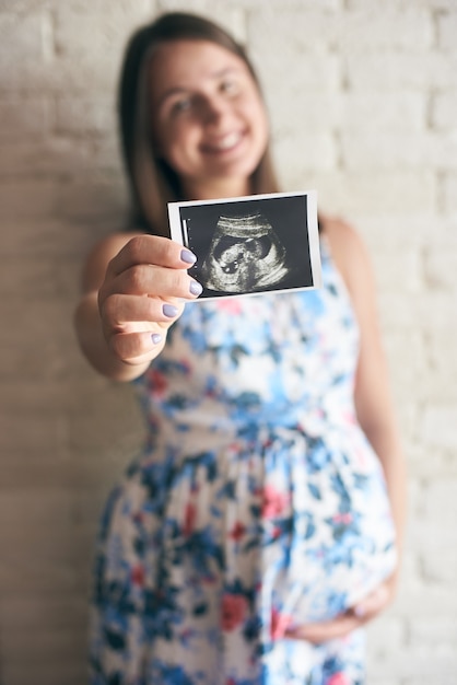 Selective focus of ultrasound image in hand of pregnant lady